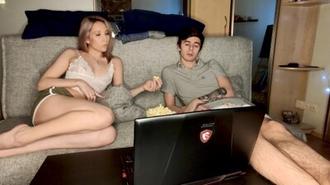  腼腆男学生双龙狂插性感女室友！嫩穴后庭双洞齐开，浪叫震翻天！ 